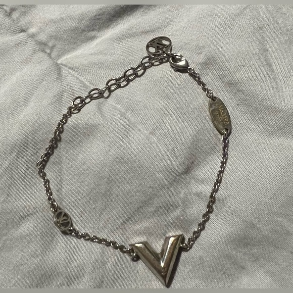 Authentic Louis Vuitton Essential V Bracelet - Picture 1 of 6